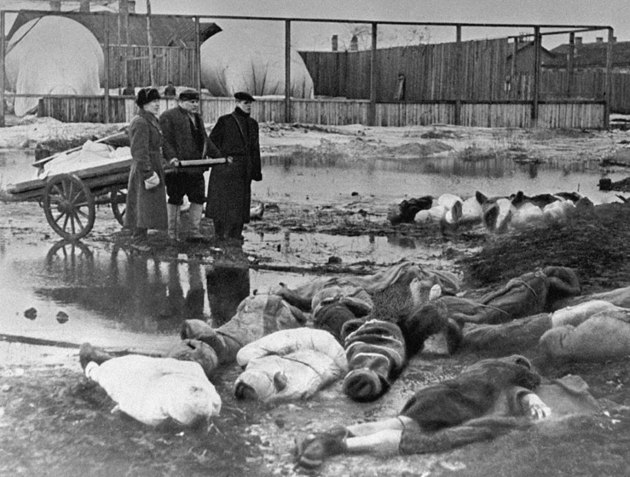 Die Leningrader Blockade. Die Beerdigung von Leichen im Volkovo Friedhof während der deutschen Blockade von Leningrad, Bild: RIA Novosti archive, image #216 / Boris Kudoyarov / CC-BY-SA 3.0, URL: https://de.wikipedia.org/wiki/Leningrader_Blockade#/media/Datei:RIAN_archive_216_The_Volkovo_cemetery.jpg
