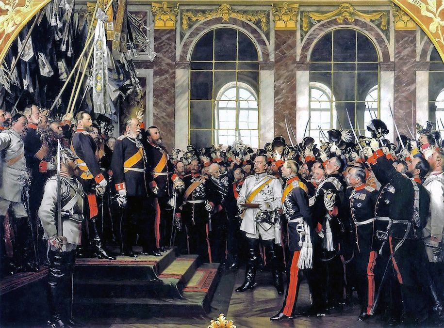 Proklamation des preußischen Königs Wilhelm I. am 18. Januar 1871 zum Deutschen Kaiser im Spiegelsaal von Versailles. 1885 im Auftrag der preußischen Königsfamilie zum 70. Geburtstag Kanzler Bismarck erstelltes Gemälde von Anton von Werner. Bismarcks weiße Kleidung entspricht nicht der Realität, sollte aber seine Position herausheben. Bismarck-Museum, Friedrichsruh. Gemälde von Anton von Werner - Museen Nord / Bismarck Museum: Picture, via Wikimedia Commons, Lizenz: Gemeinfrei.
