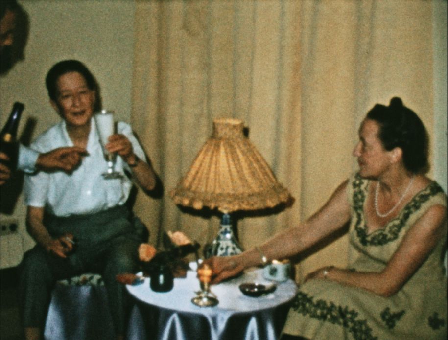 Nadine Hwang (links) und Nelly Mousset-Vos (rechts) mit Champagner in Caracas, Photographer: Unknown, Archive image: The Mousset-Vos Family Archive, © Auto Images.