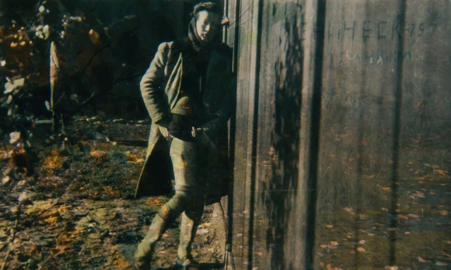 Bogumiła Bąbińska wurde im Herbst 1944 von ihrer Mitgefangenen Joanna Szydłowska im Frauenkonzentrationslager Ravensbrück fotografiert. Das Filmstill aus À pas aveugles zeigt die Fotografie auf einer Glasplatte vor der Baracke auf dem Gelände der Gedenkstätte heute. Regie: Christophe Cognet, Frankreich 2021. Berlinale Forum 2021 © L'atelier documentaire