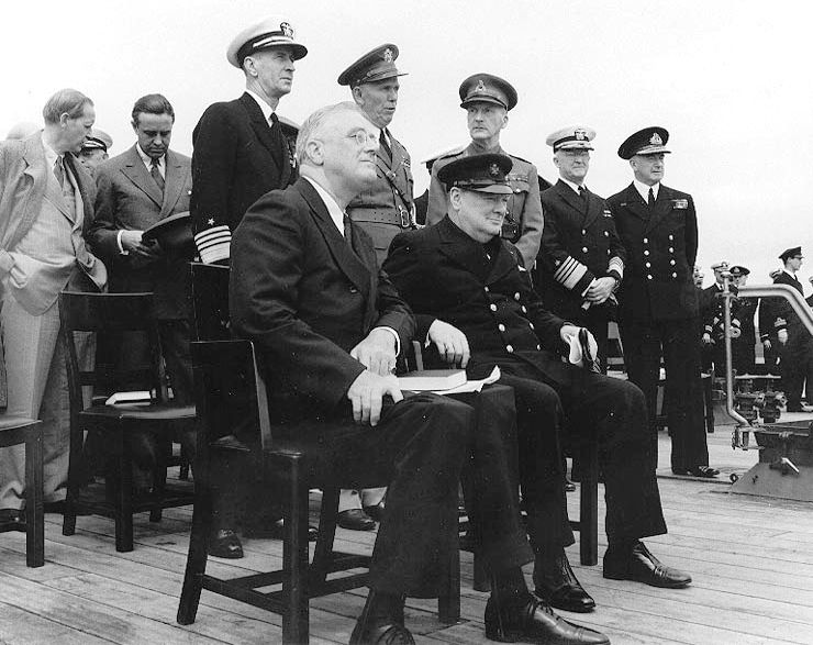 Foto: Atlantic Conference Between Prime Minister Winston Churchill and President Franklin D Roosevelt 10 August 1941. Wikimedia Commons. Public Domain