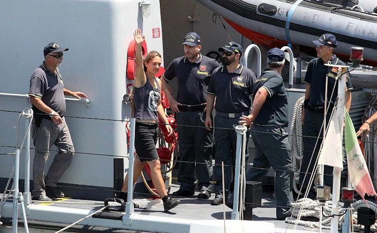 Kapitänin Carola Rackete wird am 3. Juli 2019 von italienischen Sicherheitskräften festgenommen. Foto: Haller Kreisblatt, Pasquale Claudio Montana Lampo/ANSA/Archiv.