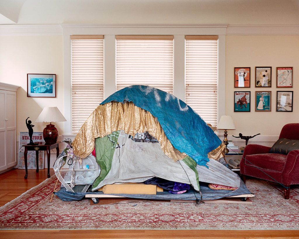 © Credit: Jana Sophia Nolle. Das Bild ist aus der Fotoarbeit bzw. dem Buch „Living Room“.