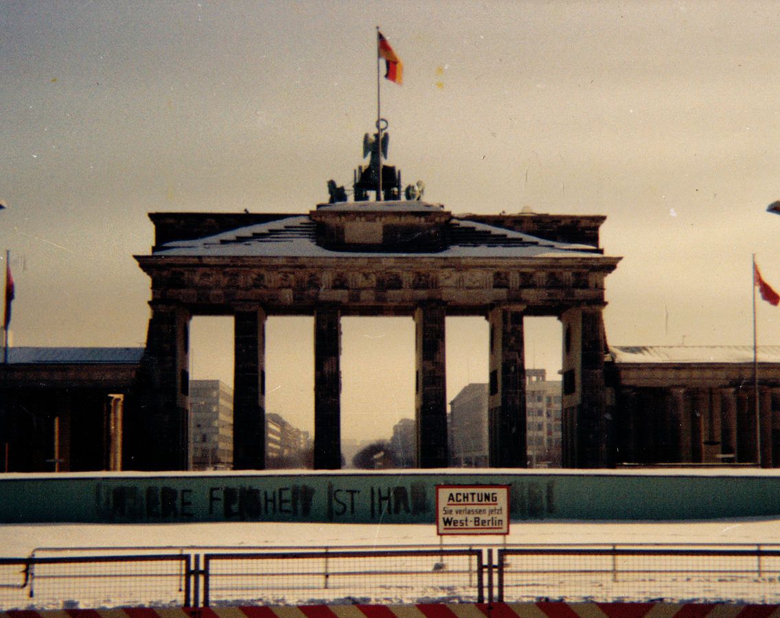 Foto: Brandenburger Tor aus Westsicht im Februar 1979. Quelle: Wikimedia Commons. Lizenz: CC BY-SA 4.0.