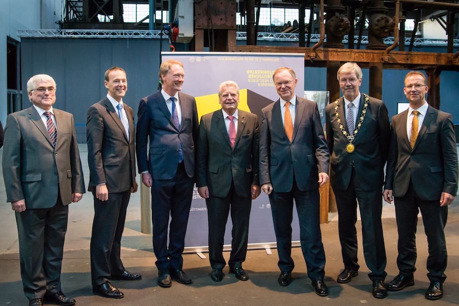 Foto: Eröffnungsveranstaltung 50. Historikertages 2014, am 23. September 2014 in der Göttinger Lokhalle. Von links: der damalige Vorsitzende des Verbandes der Geschichtslehrer Deutschlands Ulrich Bongertmann; Simon McDonald, britischer Diplomat; Prof. Dr. Martin Schulze Wessel, damaliger Vorsitzender des Verbandes der Historiker und Historikerinnen Deutschlands; Bundespräsident Joachim Gauck; Stephan Weil, niedersächsischer Ministerpräsident; Wolfgang Meyer, damaliger Oberbürgermeister der Stadt Göttingen 7)?© VHD