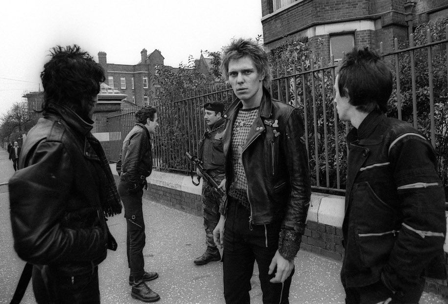 Joe Strummer im Gespräch mit einem britischen Soldaten auf der Crumlin Road, Belfast, Oktober 1977, Quelle: Mit freundlicher Genehmigung des Fotografen Adrian Boot.