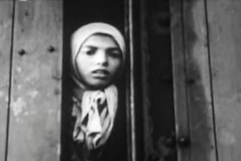 Filmstill aus dem Westerbork Film: Settela Steinbach, das Mädchen wird dem abfahrenden Deportationszug nach Auschwitz-Birkenau transportiert. Quelle: Wikimedia Commons. Lizenz: Public Domain
