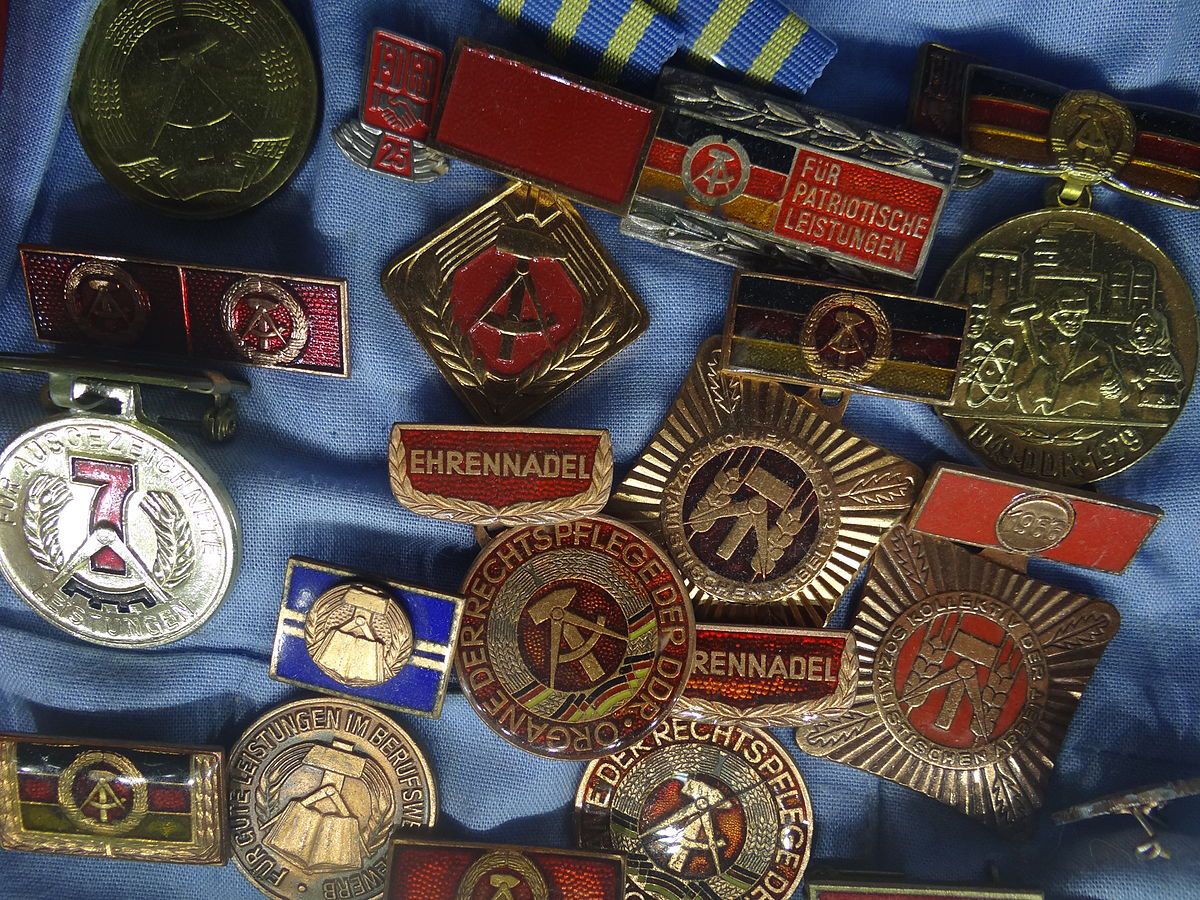 Bild: East German Medals on Display - DDR Museum. Quelle: Wikimedia Commons. Lizenz: CC BY-SA 3.0. Quelle: Wikimedia Commons. Lizenz: CC BY-SA 3.0.