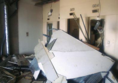 Ein Bild der Zerstörung: In dem Gebäudeeingang, in dem sich der Kontrollraum befindet, liegen Trümmer, vermutlich Deckenplatten. 