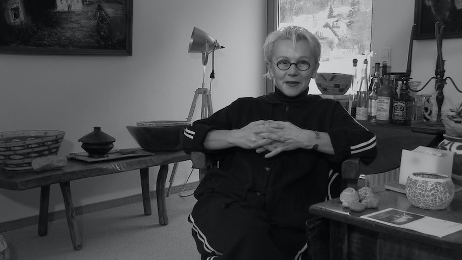 Filmstill: Birgit Schwerzer erzählt über ihre Flucht in den Westen aus In Bewegung bleiben. Regie: Salar Ghazi, Deutschland 2021. Berlinale 2021, Perspektive Deutsches Kino. © Salar Ghazi