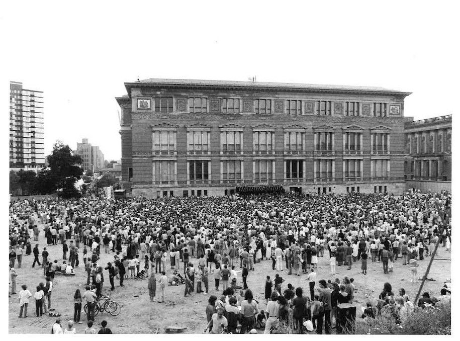 Menschenmenge auf dem „Prinz-Albrecht-Gelände“ vor dem Martin-Gropius-Bau während der Eröffnung der Ausstellung „Preußen- Versuch einer Bilanz“ am 15. August 1981. An der rechten Bildseite sind die Berliner Mauer und der Preußische Landtag zu sehen. Foto: Margret Nissen, Stiftung Topographie des Terrors, Lizenz: Mit freundlicher Genehmigung Margret Nissen, Stiftung Topographie des Terrors.