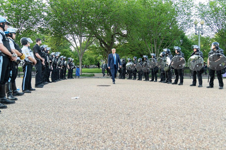 Foto: US-Präsident Donald Trump geht unter hohem Sicherheitsaufkommen am Montag, 1. Juni 2020, vom Weißen Haus zur St. John's Episcopal Church, auch bekannt als church of Presidents’s, die durch ein von Demonstrant*innen auf dem nahegelegenen LaFayette Square am Abend zuvor entfachtes Feuer beschädigt wurde. Quelle: Shealah Craighead/The White House via Wikimedia Commons, Lizenz: Gemeinfrei.