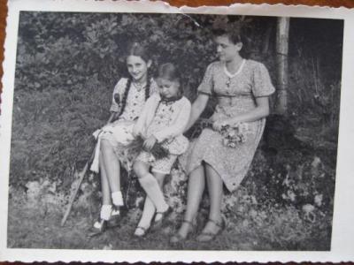 Edith (Mitte) mit ihren beiden Schwestern (1942)