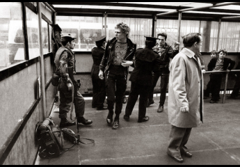 Paul Simonon (l.) und Joe Strummer (r.) von The Clash an einem Checkpoint in Belfast, Oktober 1977. 