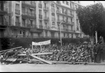 Strassen-Barrikade in Algier 1960, errichtet von Gegnern der FLN zur Unterstützung des franz. Generals Massu