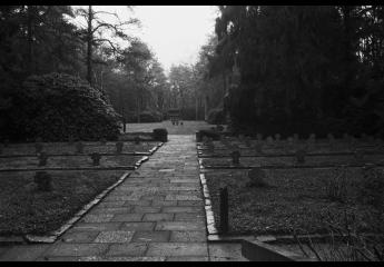 Kriegsgräberstätte in Sandbostel. Hier wurden jene Toten umgebettet, die im Lager gefunden wurden. Im Jahr 1956 wurde das, auf dem Friedhof befindliche Mahnmal der sowjetischen Soldaten gesprengt. Begründung für die Sprengung war die Auffassung der Behörd