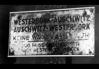 Zuglaufschild Westerbork-Auschwitz. Public Domain