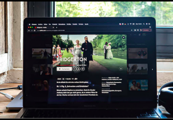 Laptop Desktop mit geöffnetem Netflix-Account der Serie Bridgerton