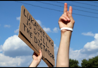 Protest in Belarus, Minsk, Schild mit der Aufschrift: Lukashenko is still the Dictator
