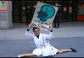 Aktivistin Fatma Souad bei einem Protest gegen den medizinischen Umgang mit intergeschlechtlichen Kindern in Berlin am 23.4.2005