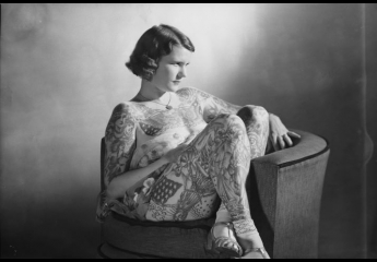 Tattooed lady Betty Broadbent, 4 April 1938. Die Tattoo-Ikone hinterfragte vorherrschende Ideale von weiblicher Schönheit mithilfe ihrer Tätowierungen kritisch.