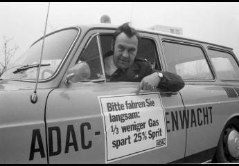 Schilder an den ADAC-Straßenwachtautos geben den Autofahrern Tipps, wie man Benzin spart, wegen der Ölkrise, November 1973