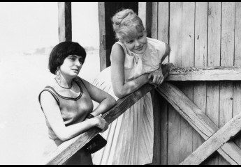 Die französische Regisseurin Agnes Varda (links) mit der französischen Schauspielerin Corinne Marchand bei den Filmfestspielen von Venedig 1962