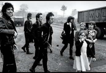 The Clash und Caroline Coon während der Fotosession im Westen Belfasts, Oktober 1977