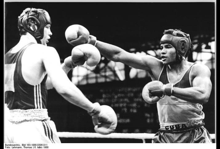 Chemiepokal 1988: Angel Espinosa gegen Henry Maske © Bundesarchiv, Bild 183-1988-0306-011, Foto: Lehmann, Thomas (CC BY-SA 3.0 DE) 