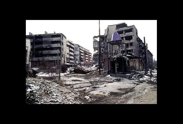 Der Stadtteil Grbavica in Sarajevo, vier Monate nach dem offiziellen Ende des Bosnienkrieges und der Unterzeichning des Dayton-Abkommens. 9. März 1996