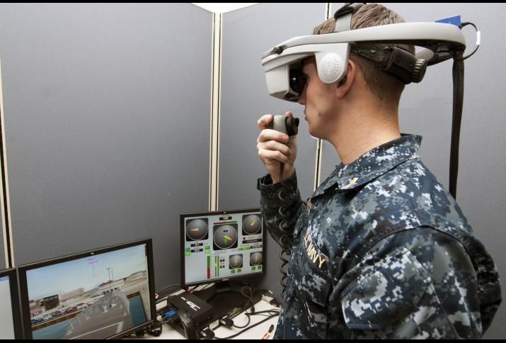 Ein U.S. Navy Offizier testet einen virtuellen Schiffssimulator.  © User: Official U.S. Navy Page, An officer tests a virtual shipboard trainer, 21.11.2012. Quelle: Flickr (CC BY 2.0)