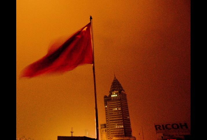 Chinesische Flagge über Shanghai