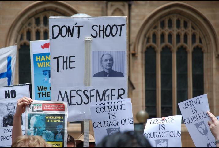 Demonstration in front of Sydney Town Hall in support of Julian Assange, 2010, December 10