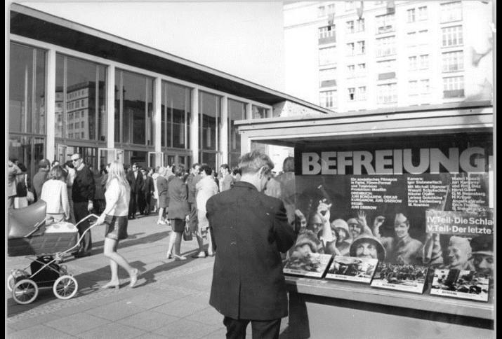 © Joachim Spremberg, Bundesarchiv, Bild 183-L0508-0031 / CC-BY-SA. Titel: Berlin, Karl-Marx-Allee, Kino "International", 1972