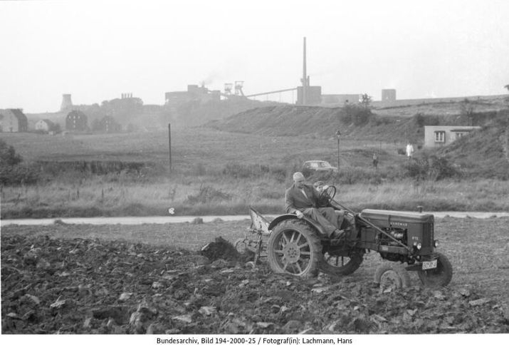 Traktor vor Fabrik