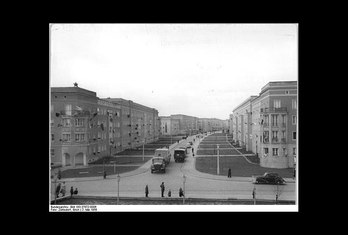 Straße der Jugend in Eisenhüttenstadt, 2. Mai 1956
