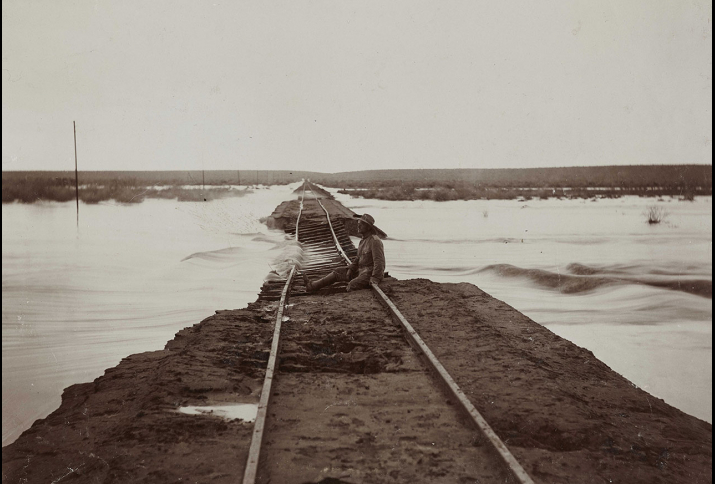 Unterspülter Bahndamm zwischen Keetmanshoop und Lüderitz, Fotografie, um 1910 © Deutsches Historisches Museum