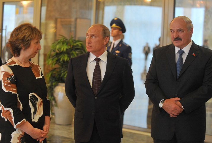 Russian President Vladimir Putin speaks to EU High Representative for Foreign Affairs and Security Policy Catherine Ashton as Belarus President Alexander Lukashenko looks on before the meeting of the presidents of the Customs Union countries with the Ukra