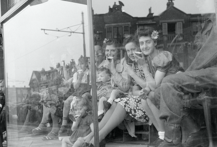 Lachende Mädchen im Schaufenster nach der Befreiung der Niederlande 1945