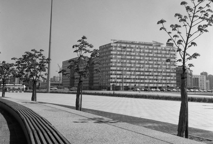  Ost-Berlin, Alexanderplatz Ecke Otto-Braun-Straße (ehem. Hans-Beimler-Straße) Blick auf das Haus der Statistik