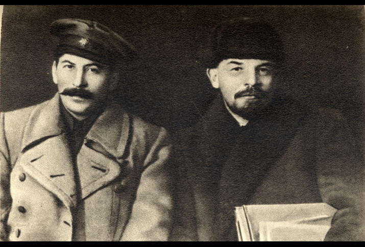 Stalin und Lenin im März 1919. In einer ersten Version des Fotos befand sich Kalinin (an der Seite Lenins) mit auf dem Bild, er wurde später wegretuschiert. 