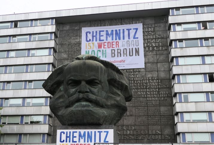 Karl-Marx-Denkmal - Aktionsbündnis "Chemnitz ist weder grau noch braun"