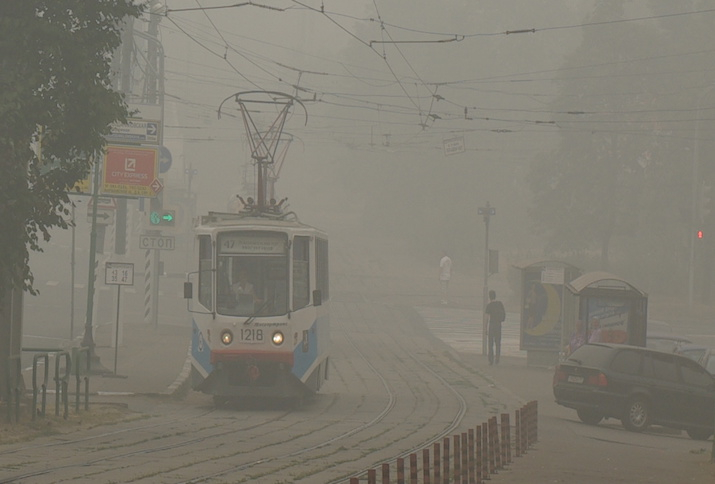 Tram fährt durch den von Torfbränden verursachten Rauch in Moskau