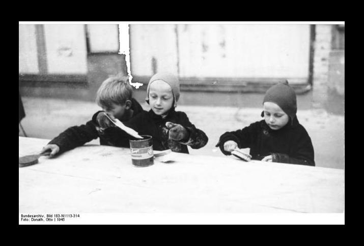 Kinder fegen Mehlreste zusammen, Berlin 1945 Fotograf: Otto Donath 