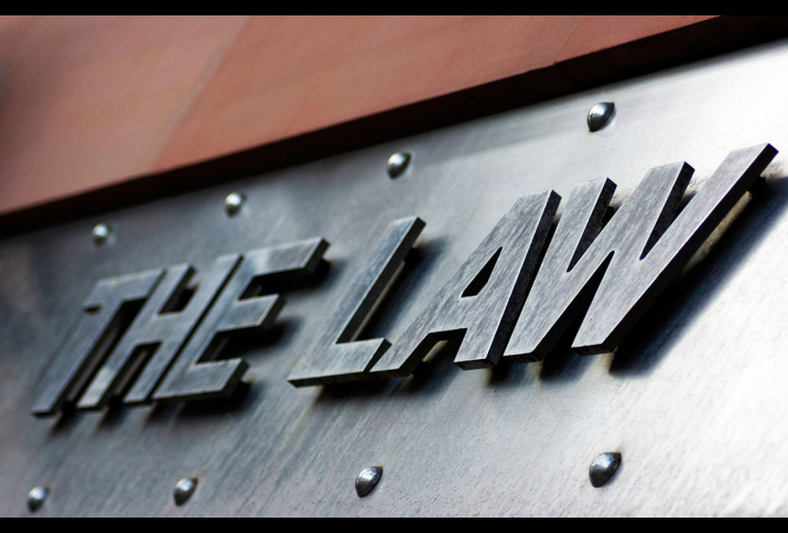 Schriftzug The Law vor dem Eingang der Newcastle Law Courts