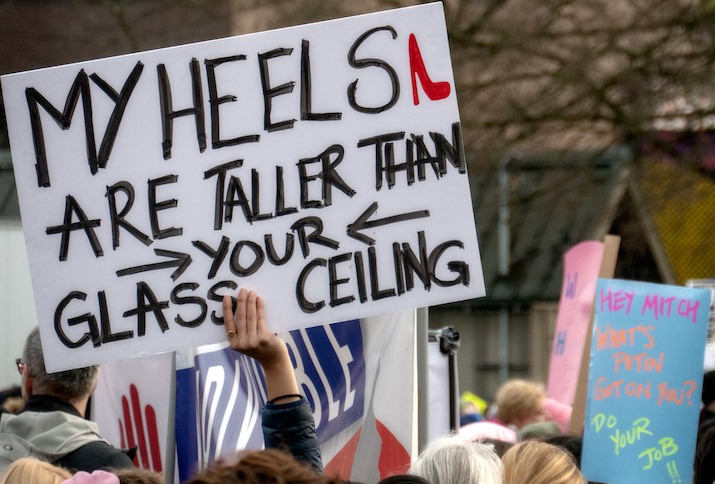 Plakat auf dem Seattle Women's March mit der Aufschrift My Heels are taller than your glass ceiling!