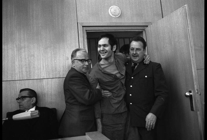 Andreas Baader wird in den Gerichtssaal gebracht, 14. Oktober 1968, © Peter Hillebrecht, picture alliance/AP Images