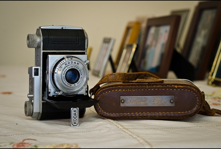 Foto einer Kodak Retina 1 mit Bilderrahmen im Hintergrund