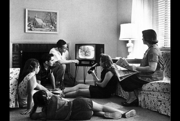 Familie beim Fernsehen, ca. 1958