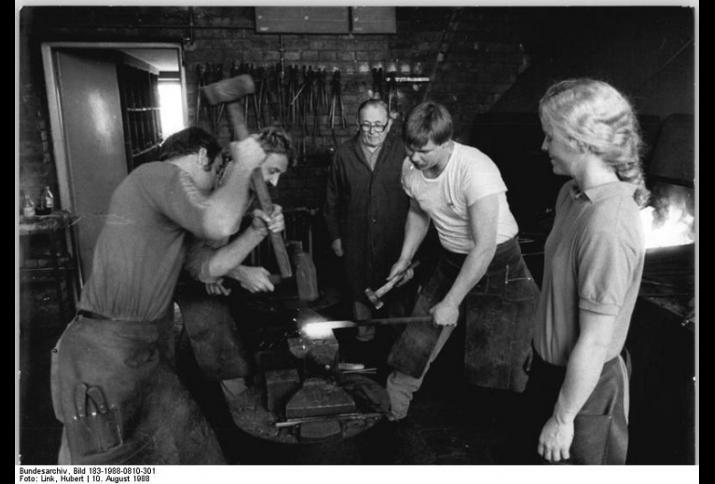 Hufschmieden in Ost-Berlin 1988, Bundesarchiv, Bild 183-1988-0810-301